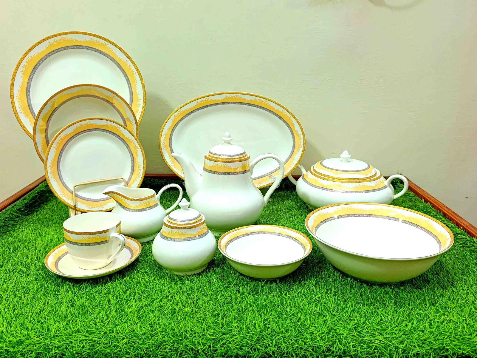 Dinner Set Bon China  61-pcs (imported) photo 1