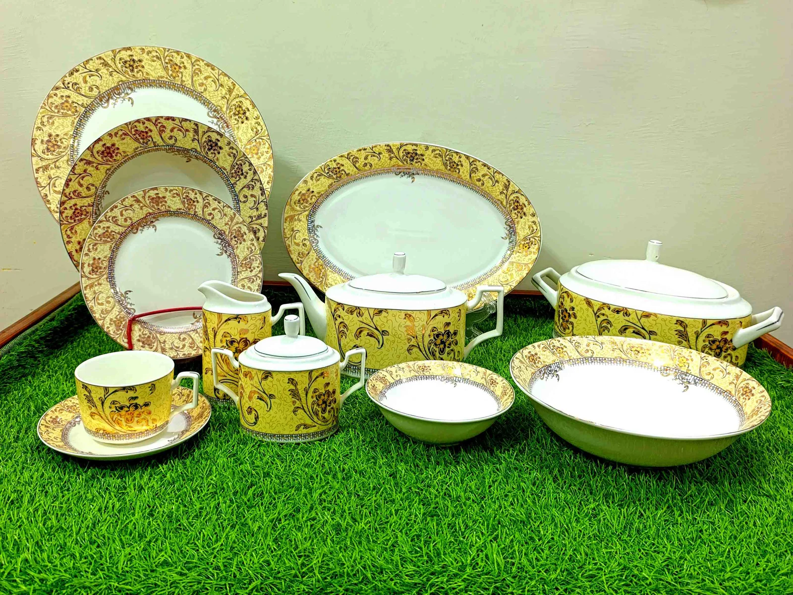Dinner Set Bon China  62-pcs Golden photo 1