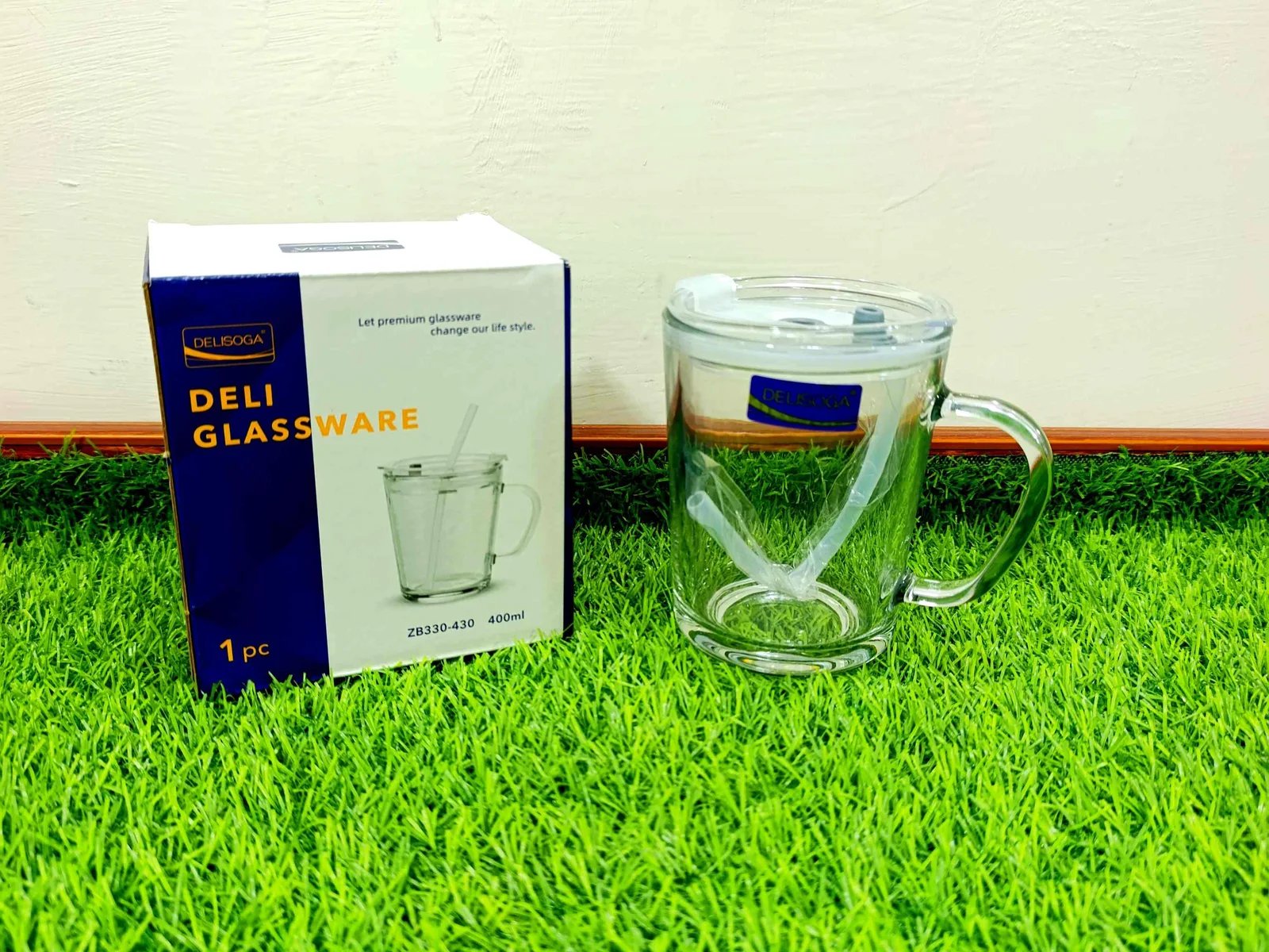 Glass Mug with lid and straw photo 1