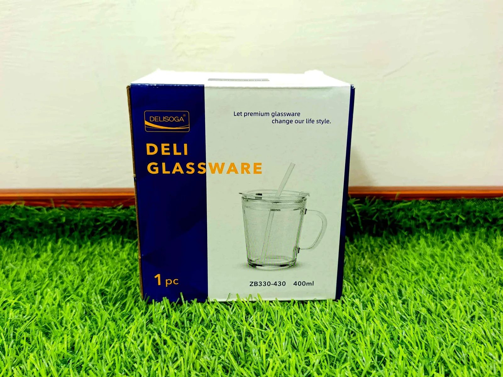Glass Mug with lid and straw photo 3